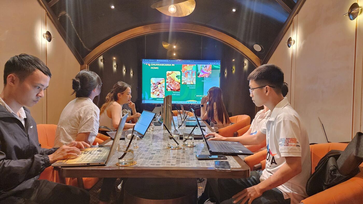 Đội ngũ MONA làm việc trực tiếp tại nhà hàng khách để triển khai website